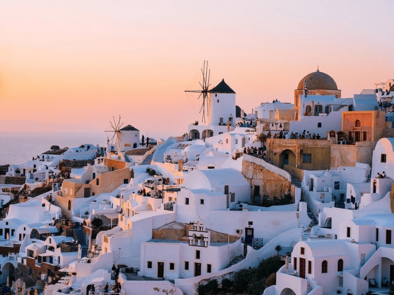 A ilha grega de Santorini tem muito a oferecer aos turistas e viajantes de todas as partes do mundo