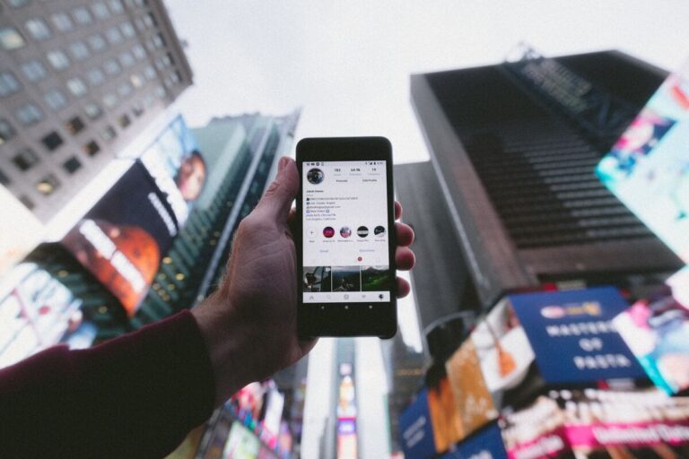 Social media olhando seu celular em uma metrópole