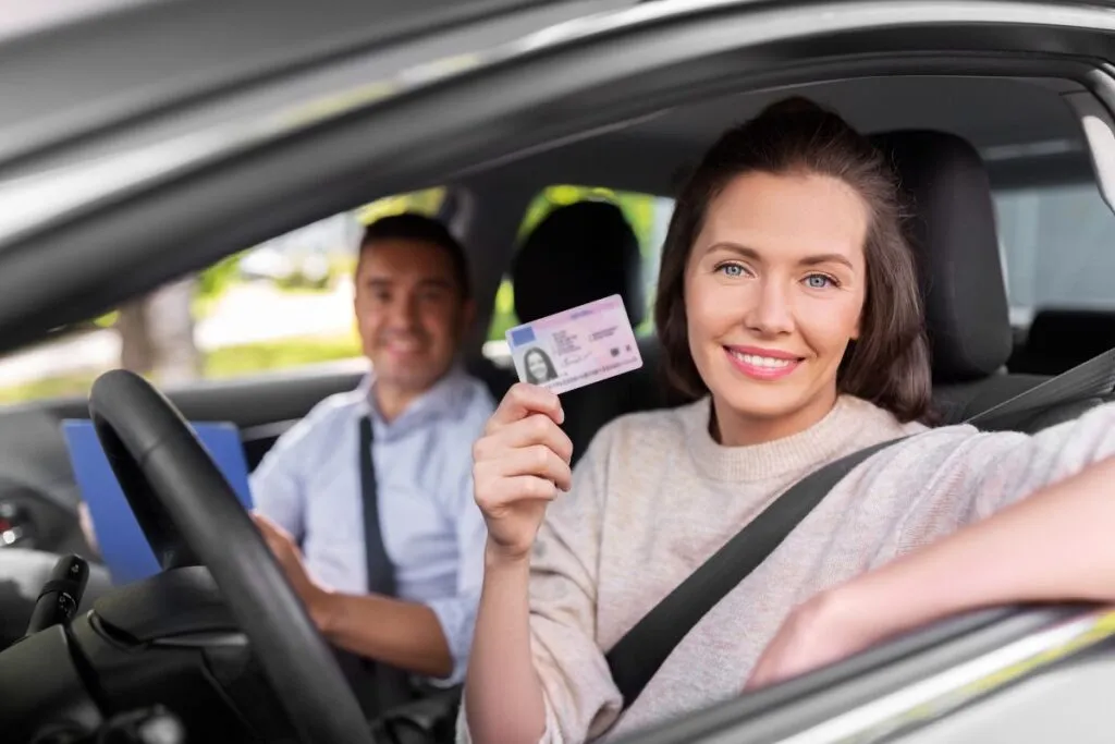 É possível solicitar a carteira de motorista na Espanha presencialmente ou online.