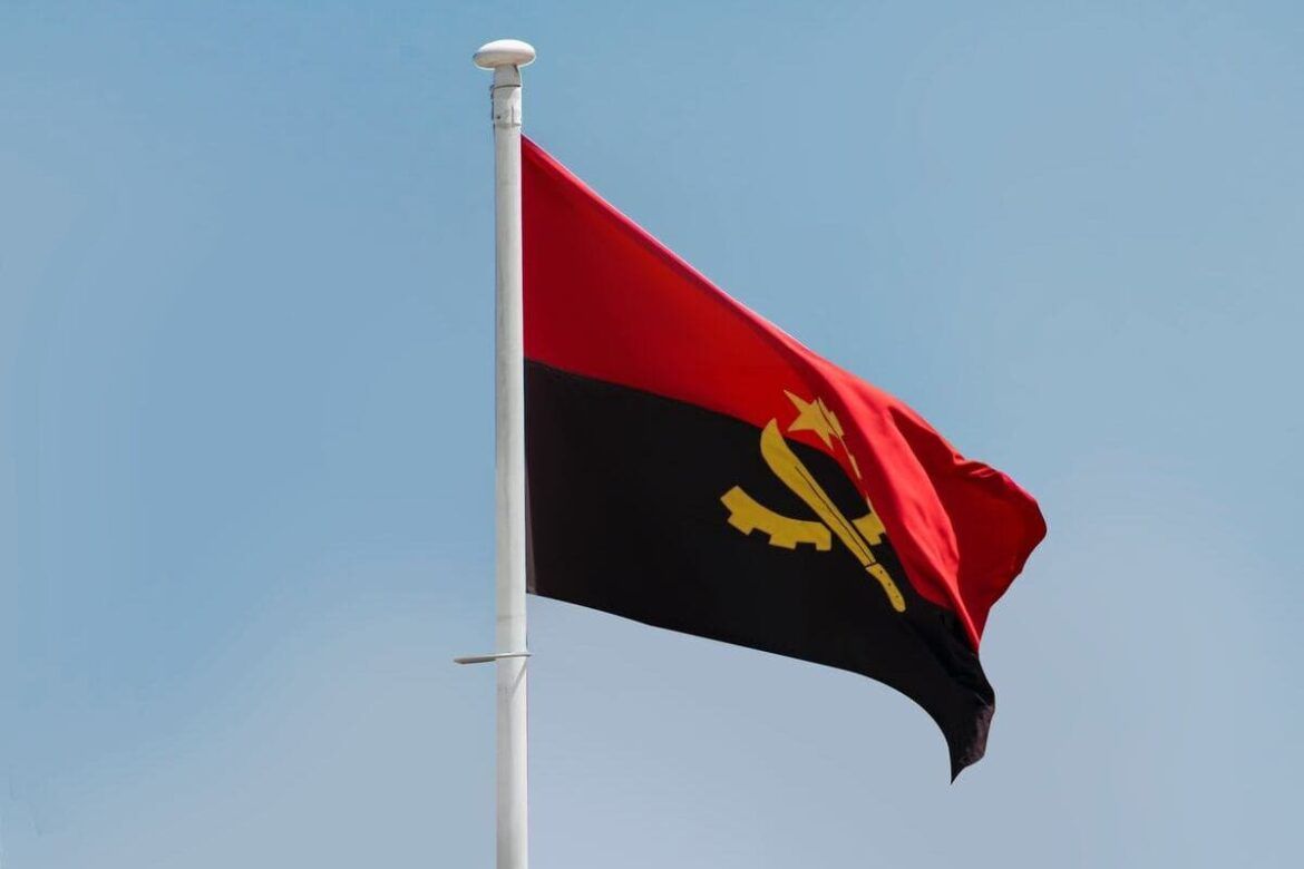 Imagem da bandeira angolana representando como tirar o visto para Angola