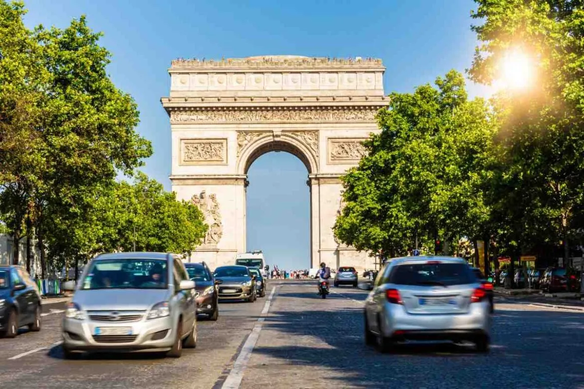 Carros em frente ao Arco de Triunfo em Paris.