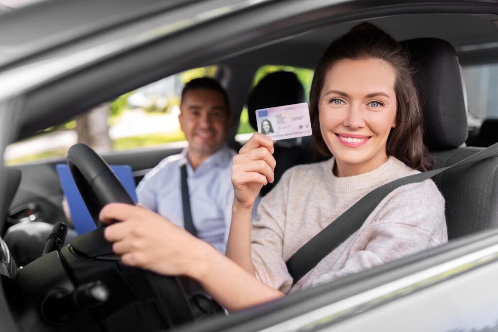 Mulher dentro do carro mostrando sua carteira de motorista na Holanda.