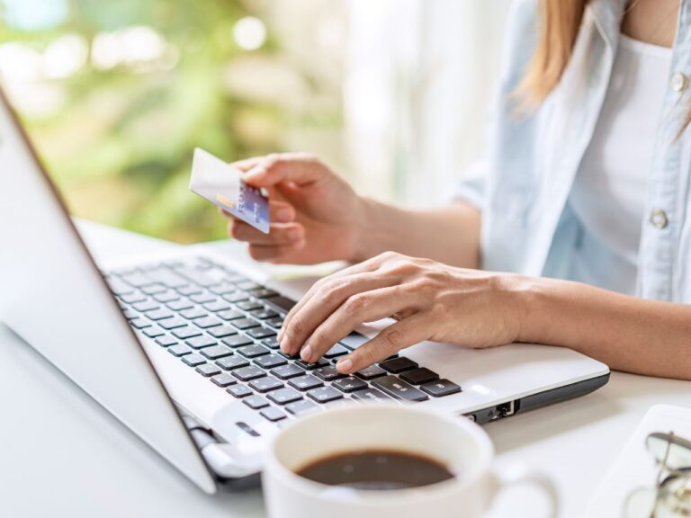 Mulher aprendendo como fazer uma transferência internacional.
