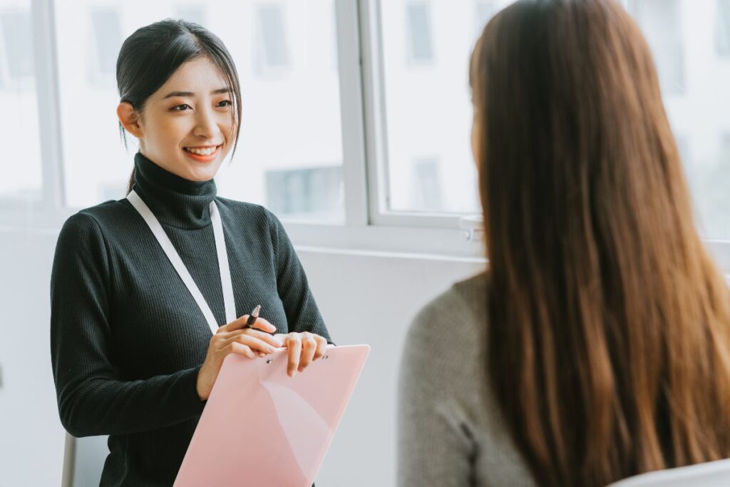 Recrutadora japonesa explicando as leis trabalhistas no Japão a nova funcionária.