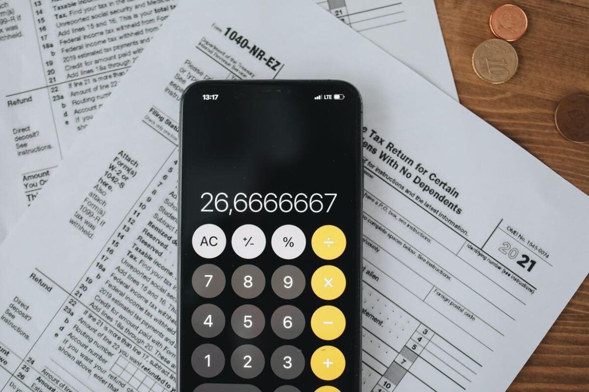 Um telefone aberto na calculadora que está fazendo as contas dos impostos a pagar no Simples Nacional com a nova Reforma Tributária