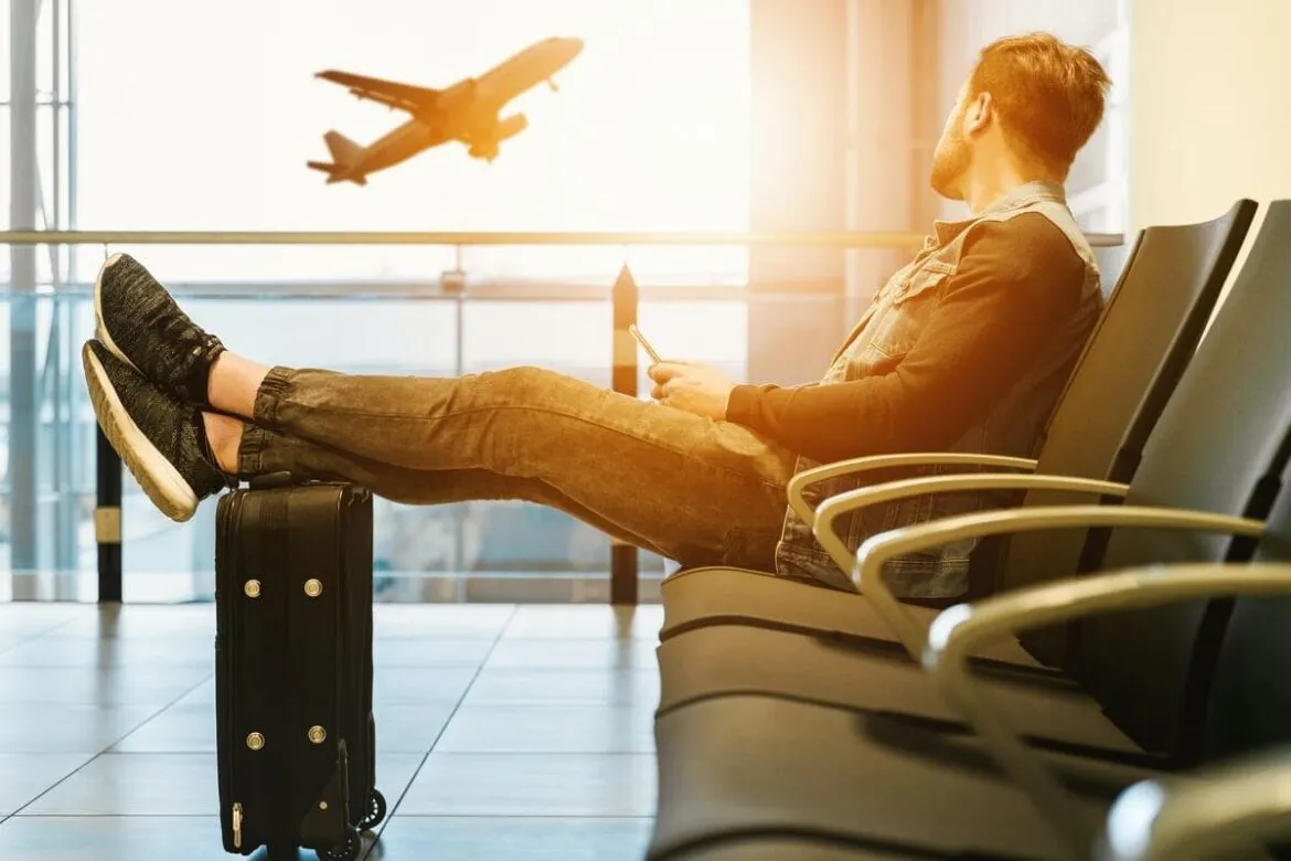 Homem aguardando o voo com seu seguro viagem Espanha.
