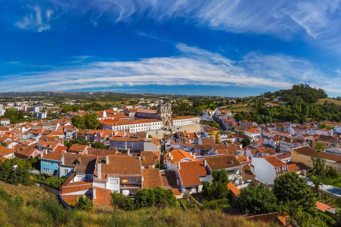 Visão panorâmica da cidade de Alcobaça, Portugal