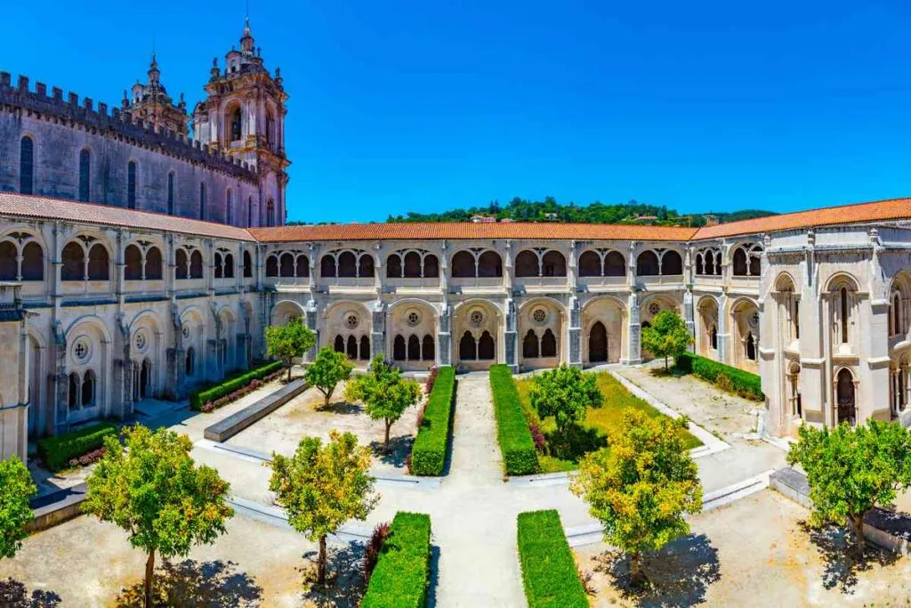 Visão panorâmica do interior do Mosteiro de Alcobaça, Portugal