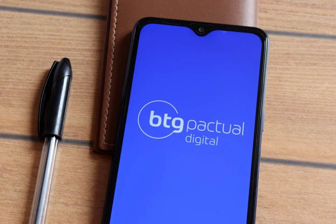 Logo do banco BTG Pactual no smartphone