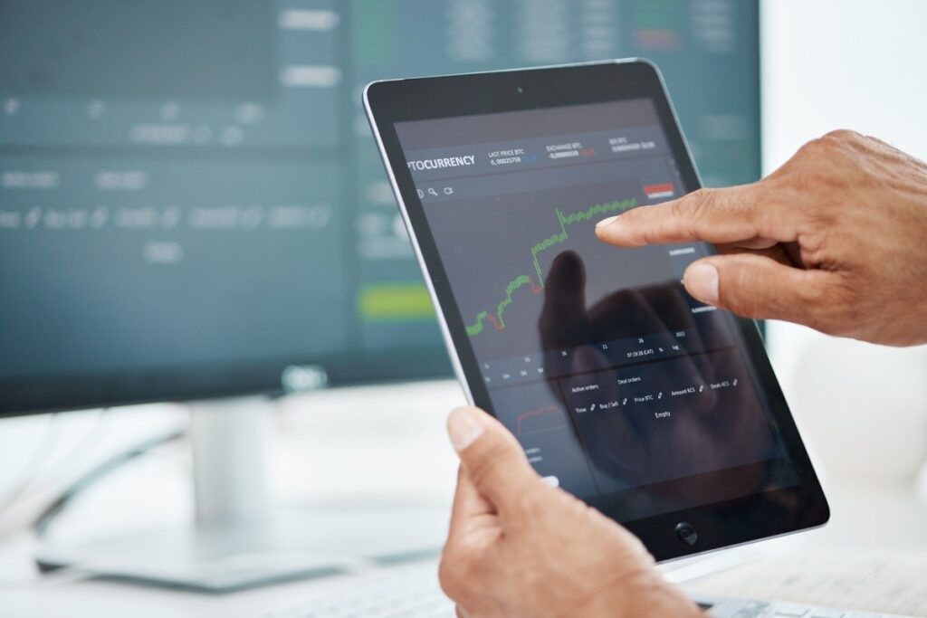 Mãos de homem acessando a Cold Wallet pela tela do tablet.