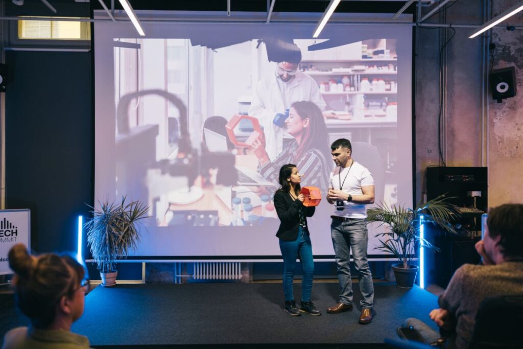 Apresentação de inovações em evento parecido com o Fintouch ABFintechs 2023