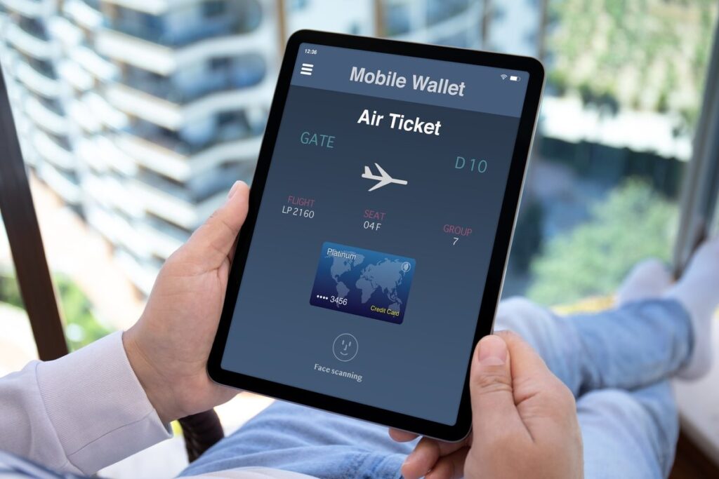 Homem acessando o Latam Wallet através do tablet.