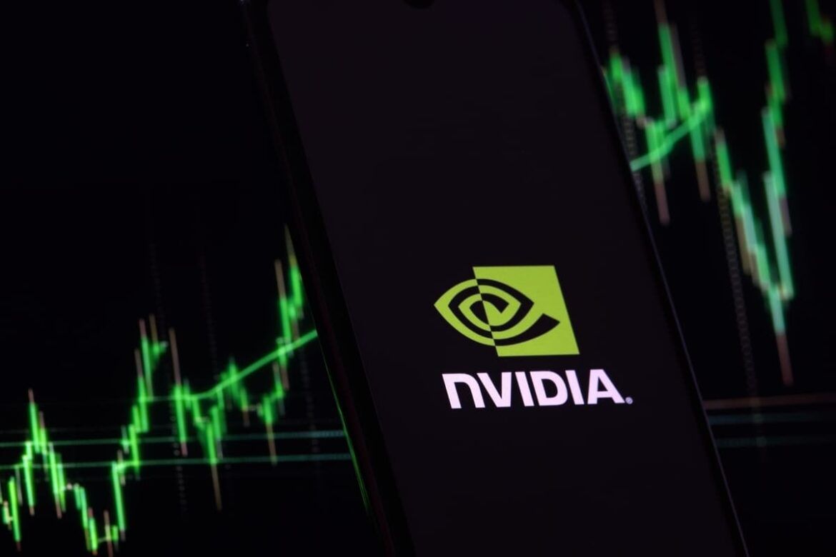 Telefone exibindo o símbolo da empresa de tecnologia "Nvidia" em frente a um gráfico que demonstra seu crescimento