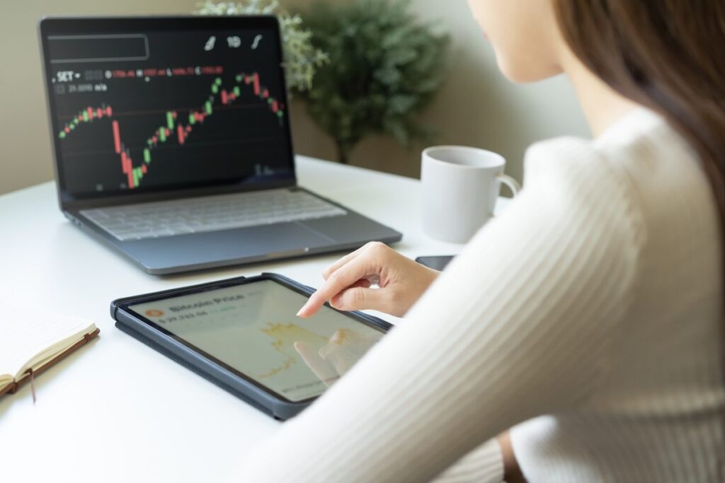 Mulher irreconhecível conferindo as taxas da Nox Bitcoin no tablet.