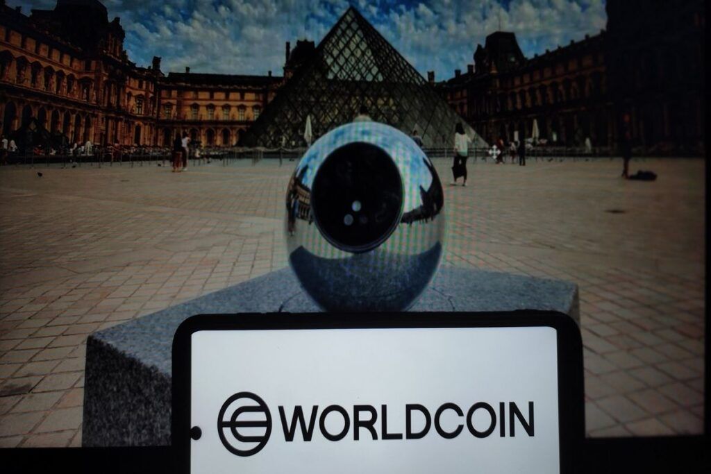 Orb do WorldCoin localizado em uma praça da cidade. 