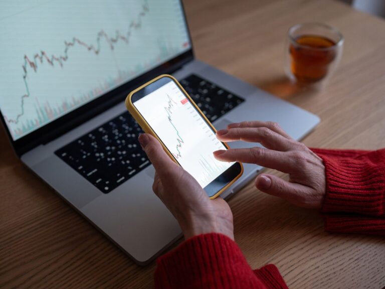 Mulher aprendendo como abrir conta na NinjaTrader