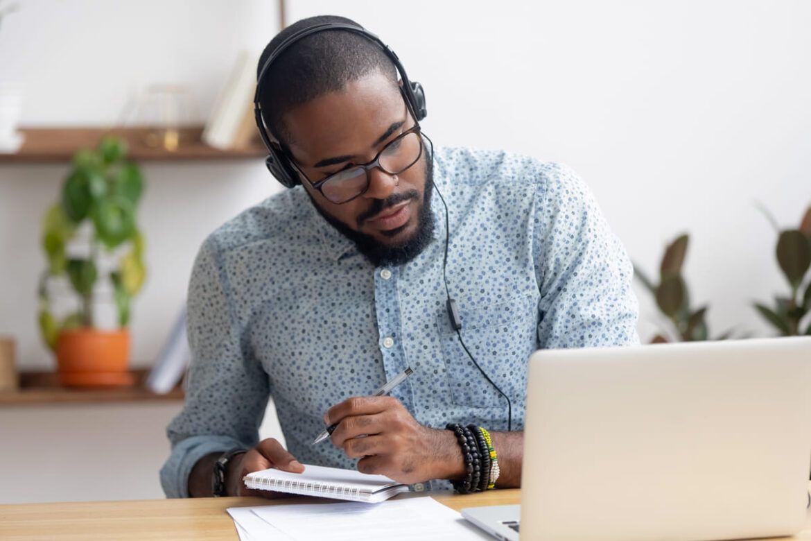 Homem usando notebook para aprender inglês.