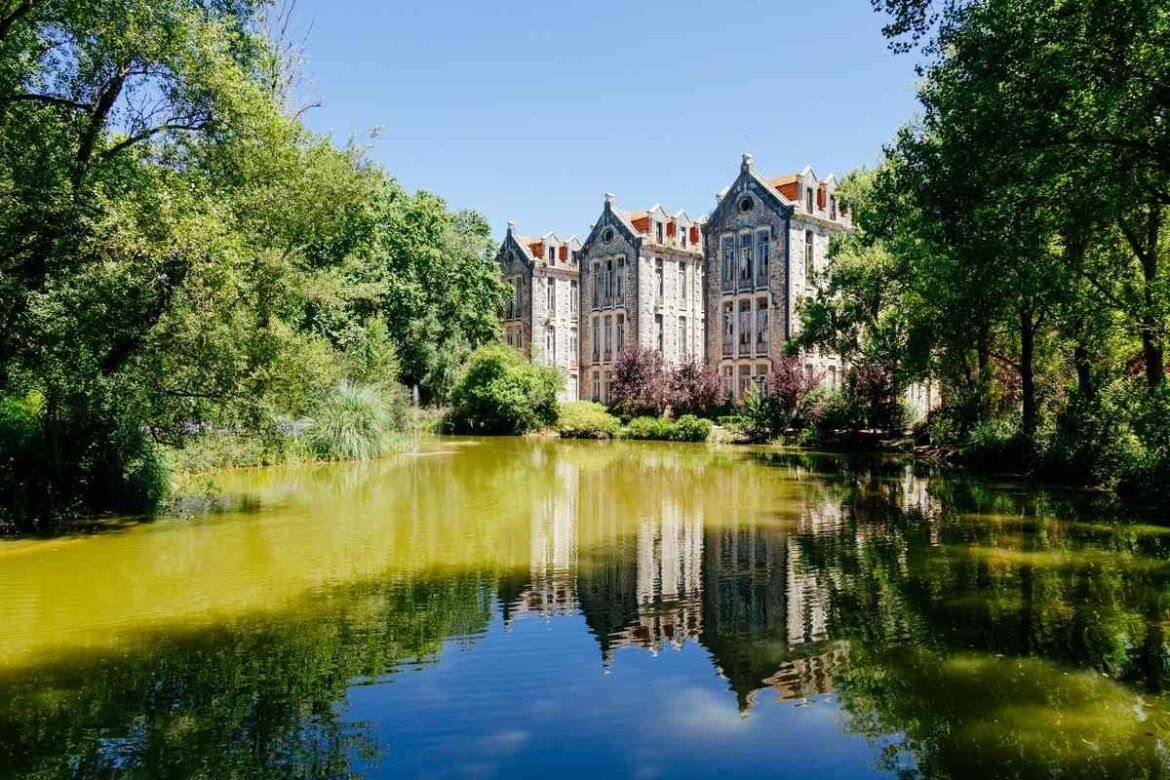 Parque com águas termais na cidade de Caldas da Rainha, Portugal.