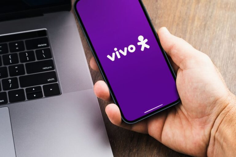 Celular mostrando como pedir crédito emprestado da Vivo