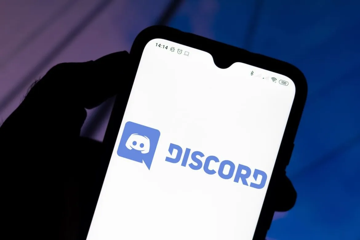 Celular exibindo o símbolo da plataforma Discord, que ficou fora do ar no dia 29 de setembro de 2023.