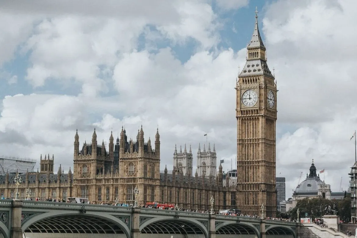 Foto do Big Ben em Londres para ilustrar que George Soros quebrou o banco da Inglaterra em 1992.
