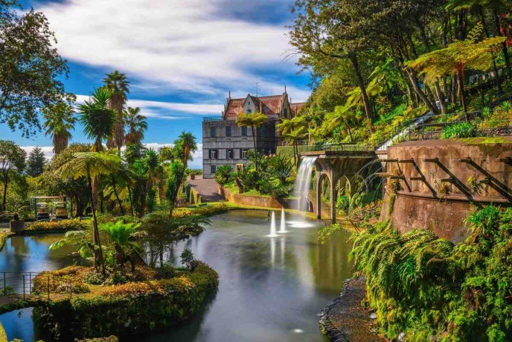 Linda fonte e lago do Jardim Tropical Monte Palace, Ilha da Madeira, Portugal