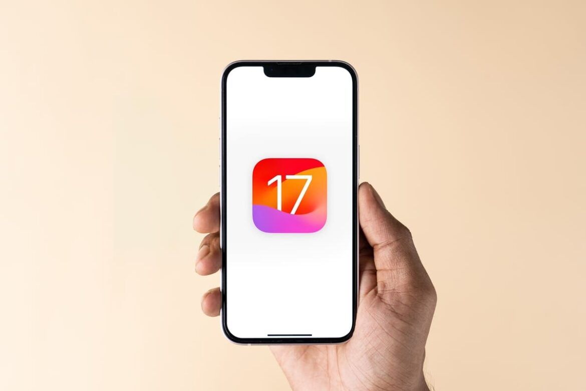 Imagem de um iPhone com o sistema de software iOS 17, anunciado em 2023 e lançado em 18 de setembro de 2023.