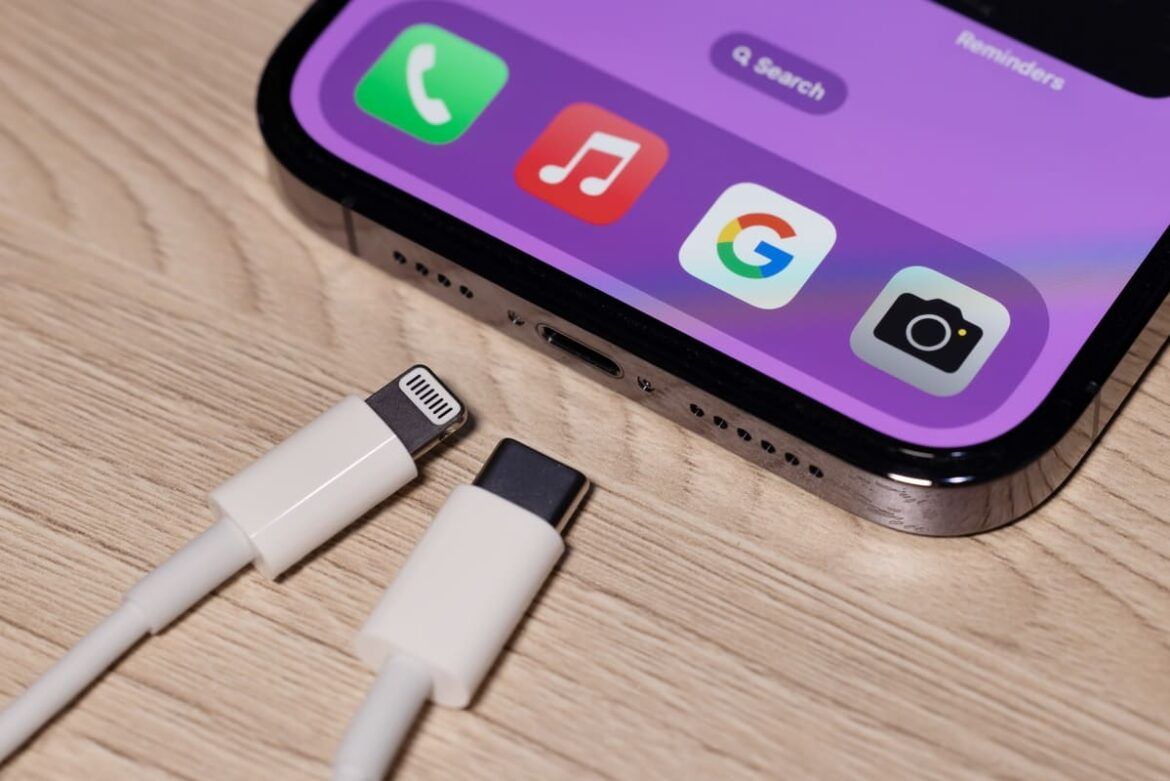 Imagem de um iPhone 15, novo lançamento da Apple que conta com entrada de carregador tipo USB-C.