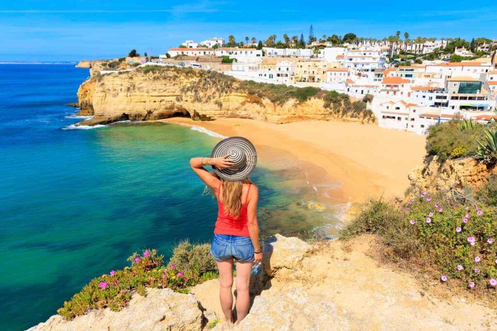 Mulher observando de longe a cidade de Albufeira, Portugal.