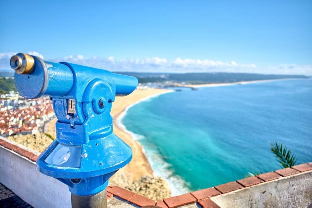 Mirante azul com praia de Nazaré ao fundo.