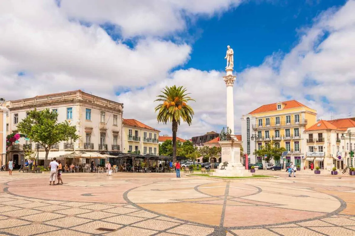 Visão da Praça de Bocage em Setúbal, Portugal em um dia de sol.