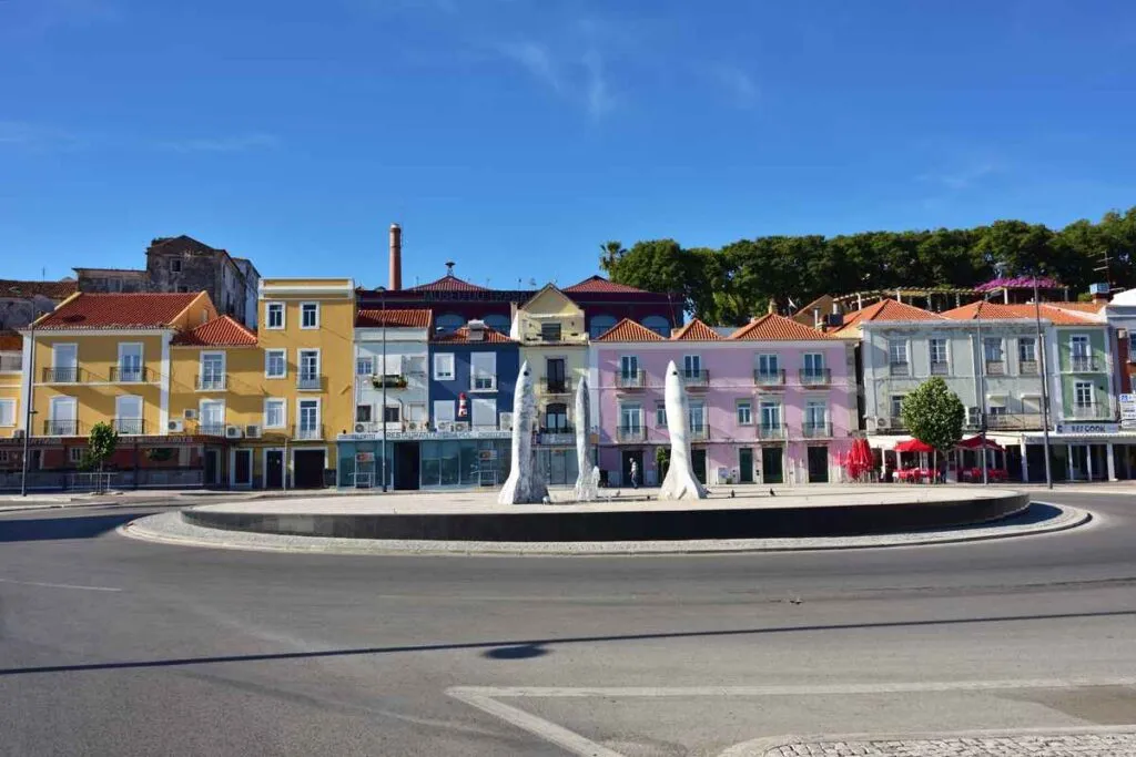 Visão panorâmica da rua de Setúbal, Portugal com casas tradicionais portuguesas.