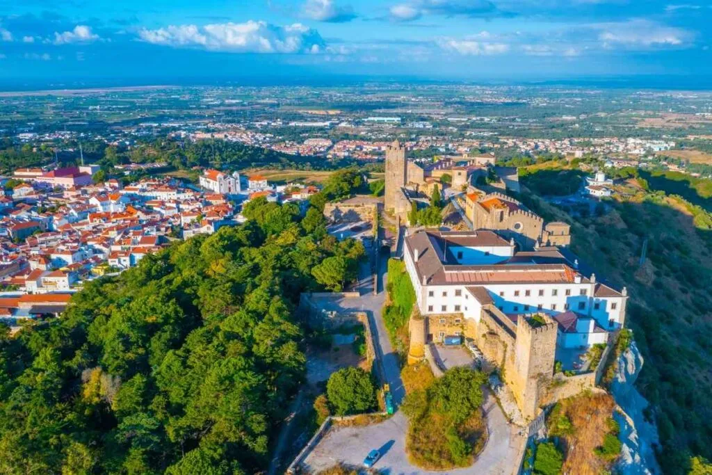 Visão aérea do Castelo de Palmela e casas da cidade de Setúbal, Portugal.