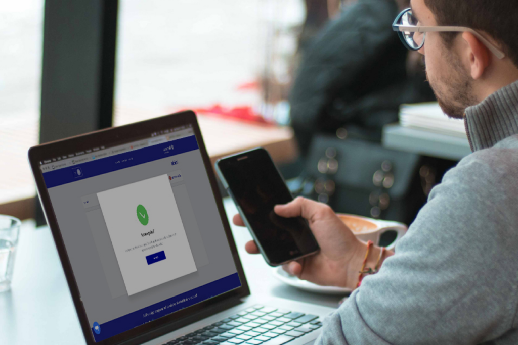 Pessoa efetuando o pagamento de softwares internacionais sem usar cartão de crédito