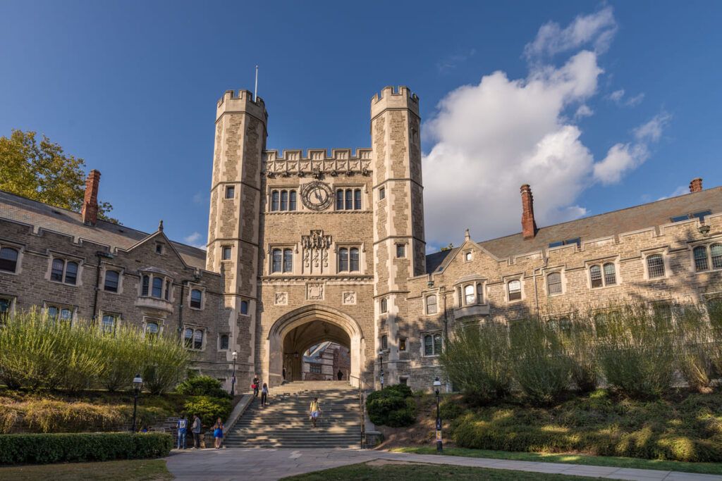 Fachada da Universidade de Princeton para falar das suas áreas de estudo.