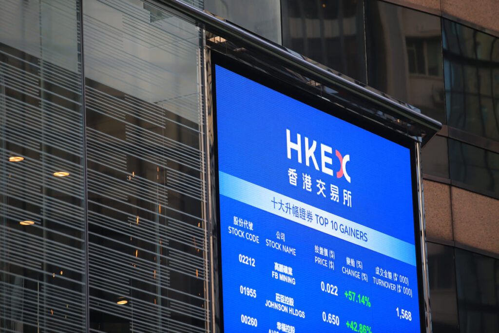 Imagem mostra a bolsa de valores de Hong Kong, na China.