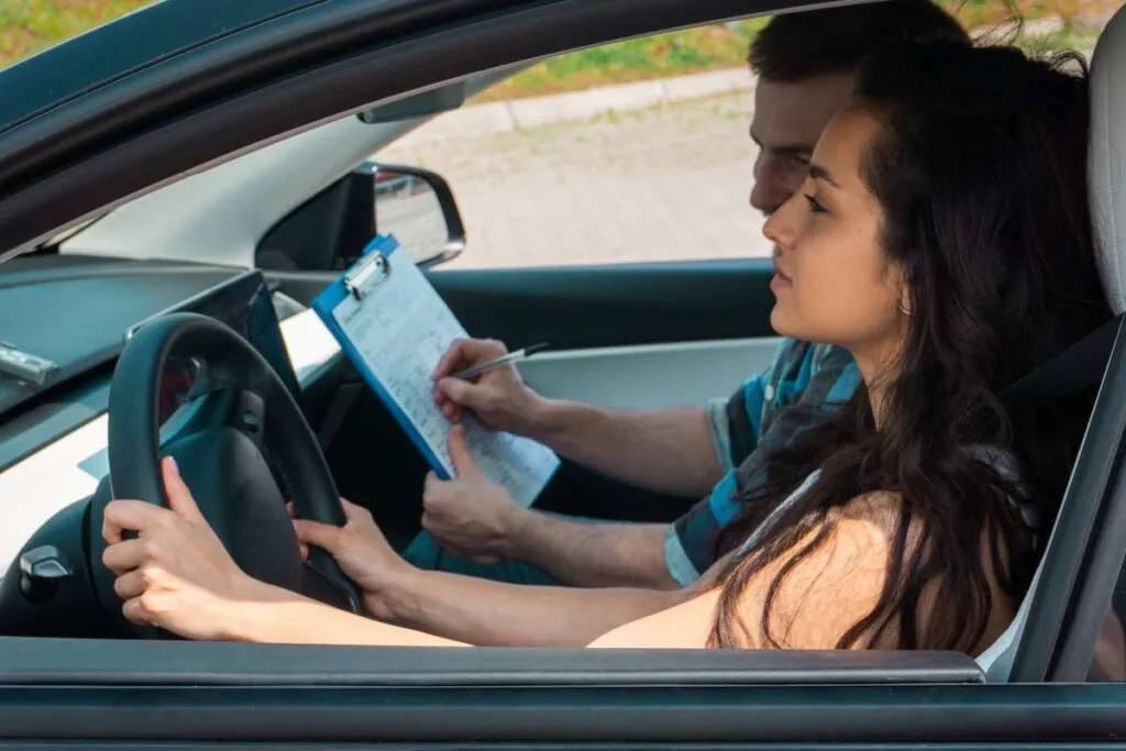 Mulher no carro fazendo prova prática para carteira de motorista na Alemanha. 