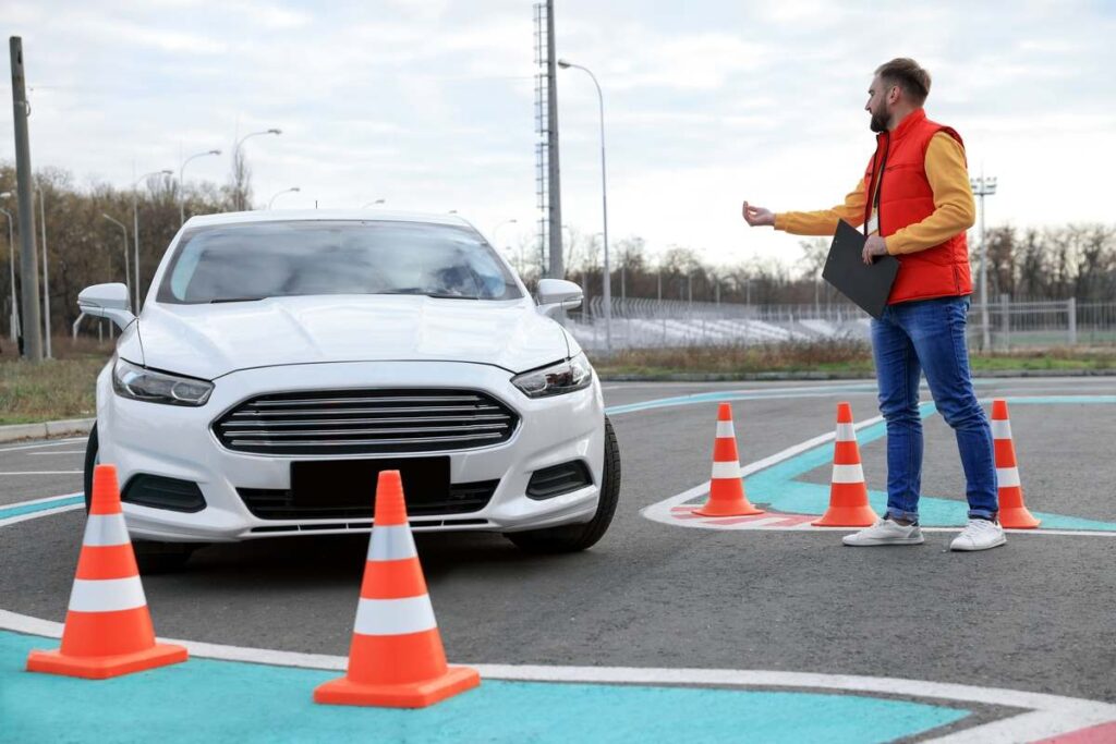 Mulher fazendo prova teórica de como tirar carteira de motorista na Argentina.