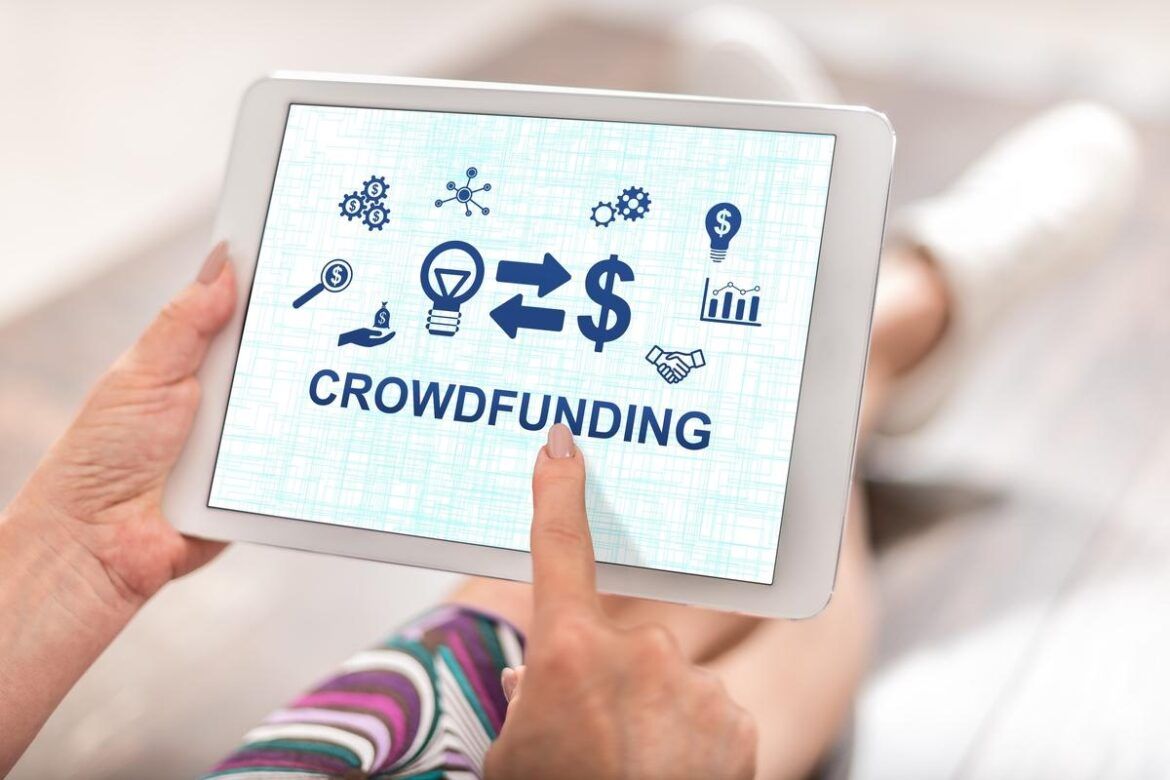 Pessoa acessando uma plataforma de crowdfunding pelo tablet.