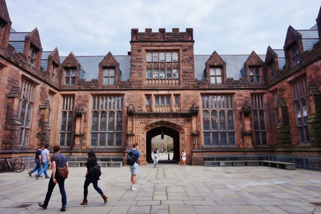 Estudantes na entrada da Universidade de Princeton.