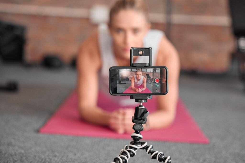 Mulher influenciadora fitness criando conteúdo para sua conta na FanFever.