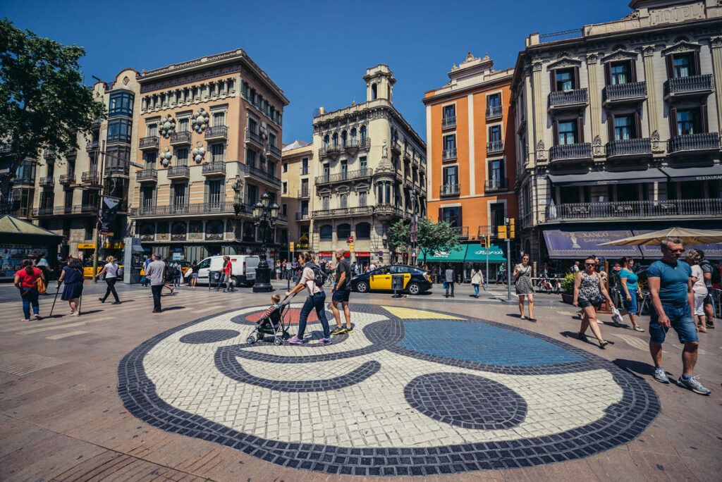 Las Ramblas, rua famosa de Barcelona, na Espanha.