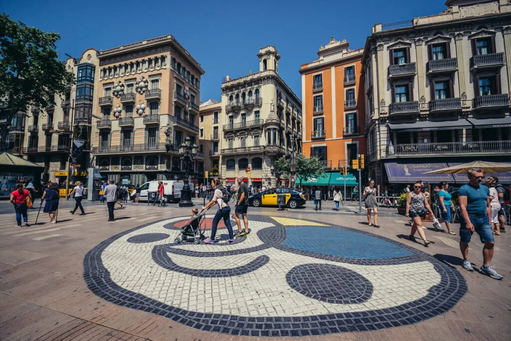 Las Ramblas, rua famosa de Barcelona, na Espanha.