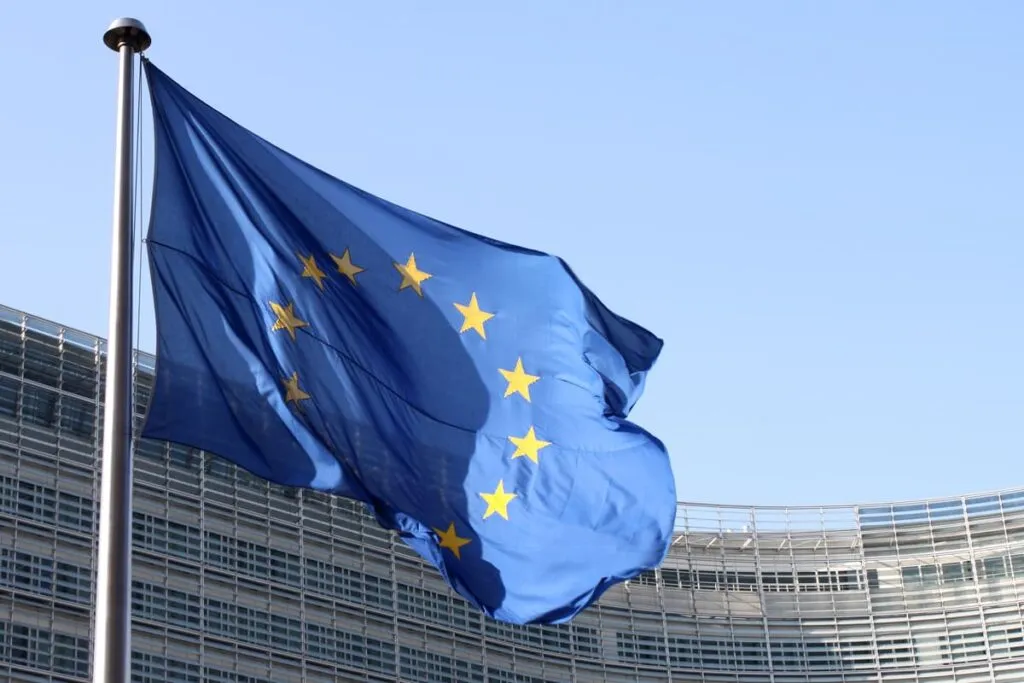 Bandeira da União Europeia para falar dos objetivos.