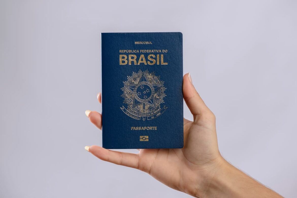 Pessoa segurando um passaporte para saber se é possível renovar passaporte no Brasil.