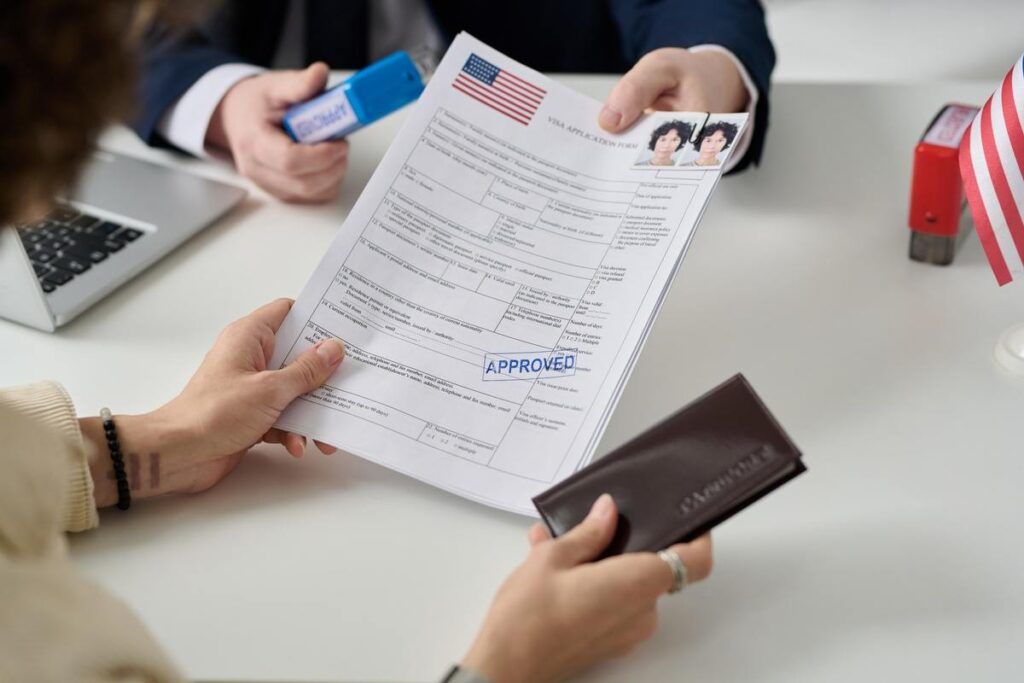 Mulher entregando formulário de visto no escritório do consulado brasileiro nos EUA. 