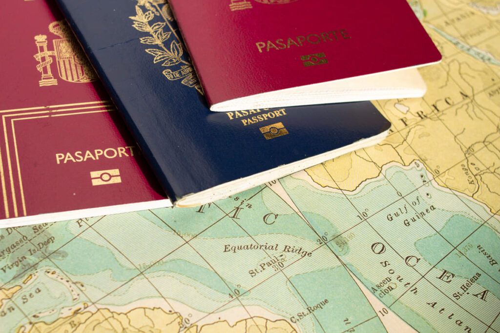Imagem mostra vários passaportes para falar sobre tirar visto para Espanha.