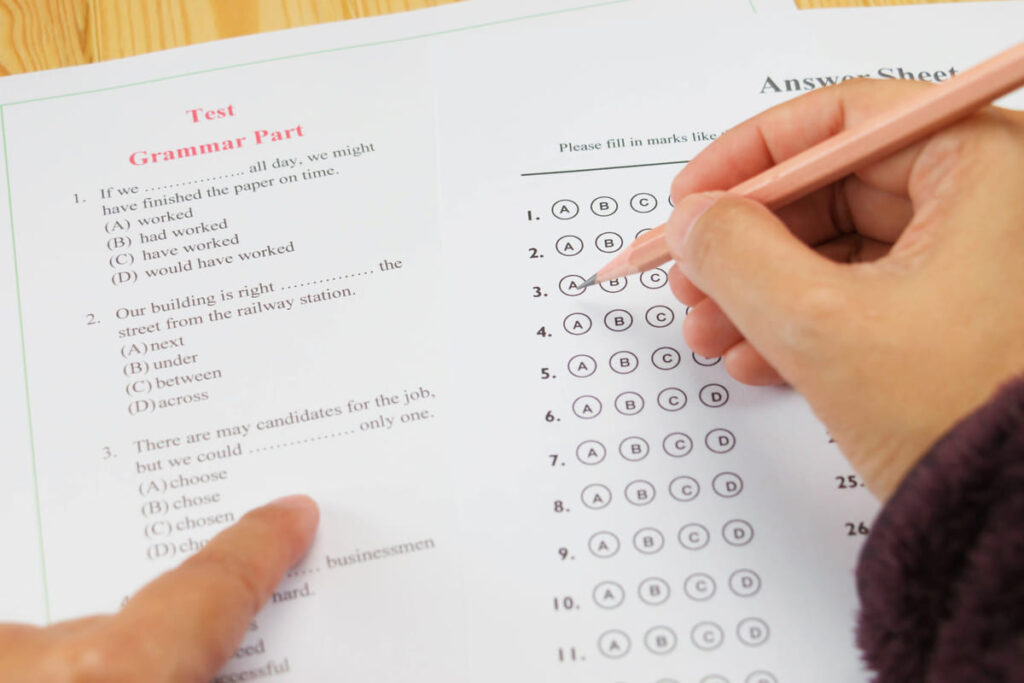 Pessoa fazendo o teste de proficiência TOEFL.