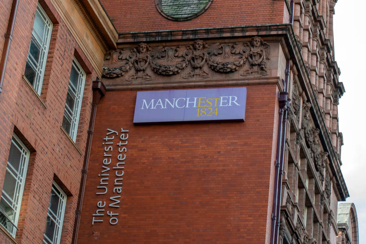 Fachada da Universidade de Manchester