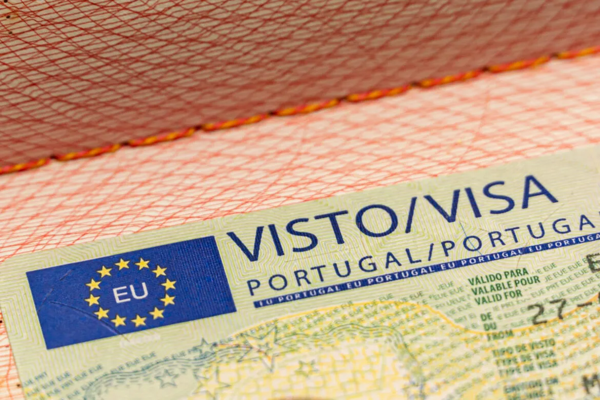 Visto de Portugal tipo CPLP que não dá livre acesso ao território europeu.